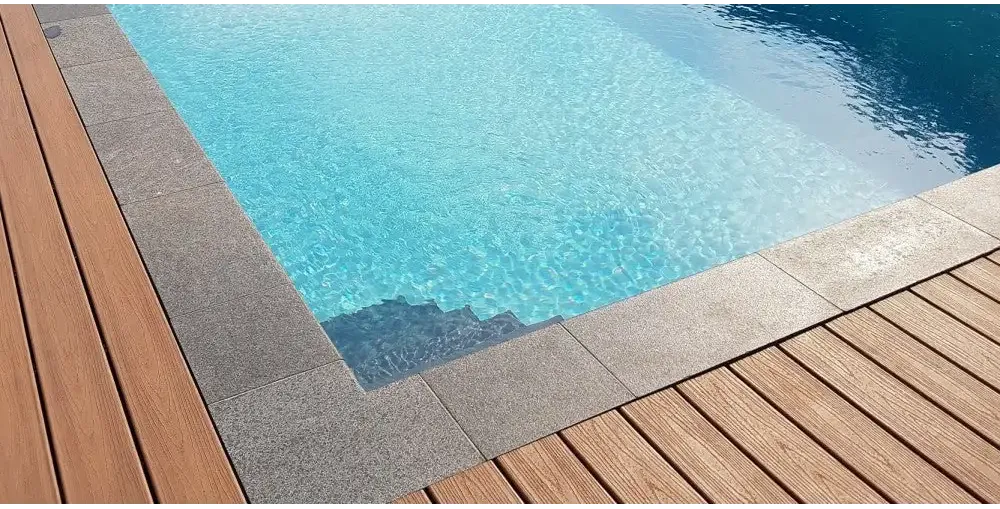 Natura Kiruna paket med klarblått simbassängvatten och grå stenplattor